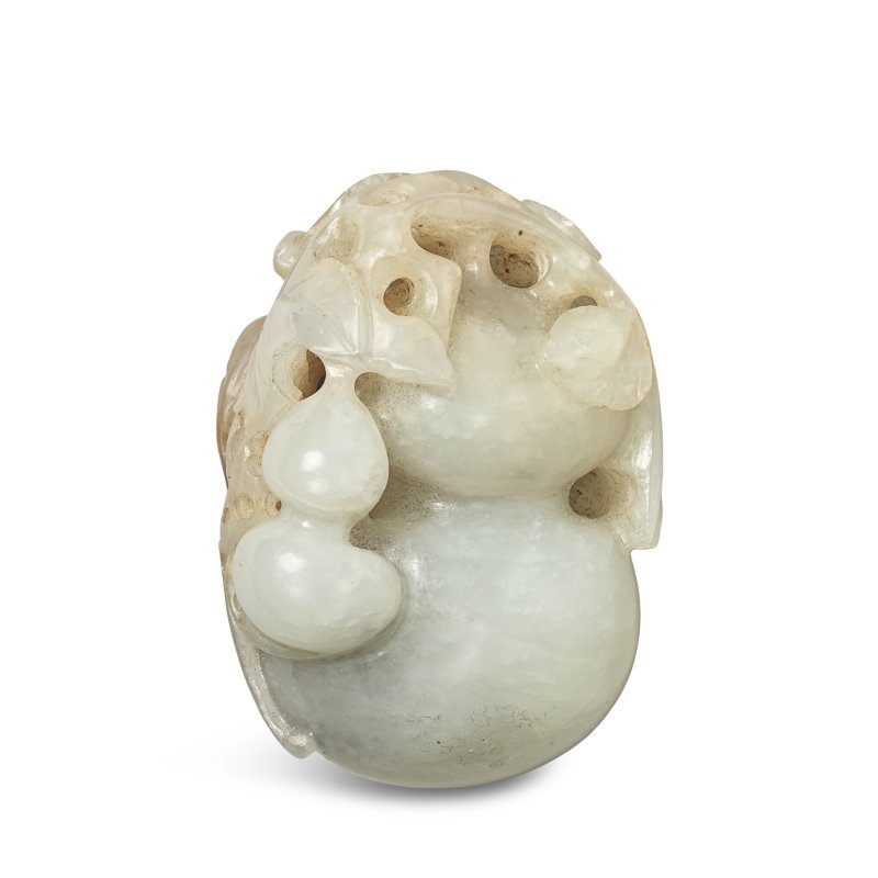 十八/十九世紀 玉雕褐斑福祿雙全把件 | A PALE CELADON AND RUSSET JADE 'BAT AND DOUBLE GOURD' CARVING - 图2