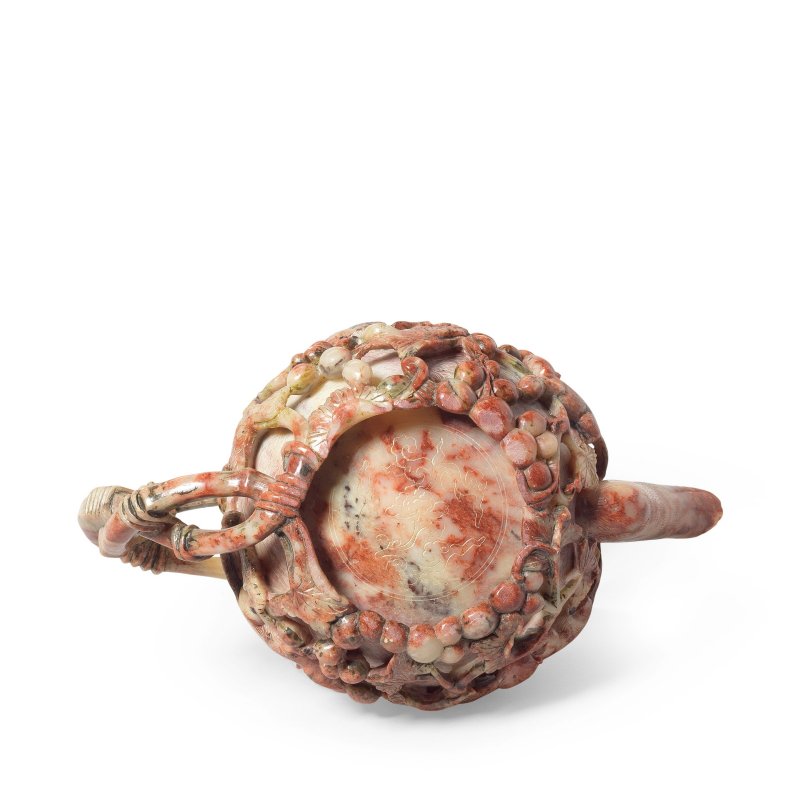 十七/十八世紀 壽山石雕松鼠葡萄茶壺 | A SOAPSTONE 'SQUIRREL AND GRAPES' TEAPOT AND COVER - 图2