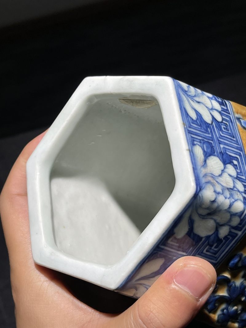 清中期 紫金地青花堆塑花卉纹六方橄榄瓶一对 - 图16