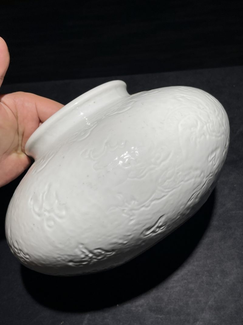 清雍正 白釉暗刻龙凤纹花囊 - 图2