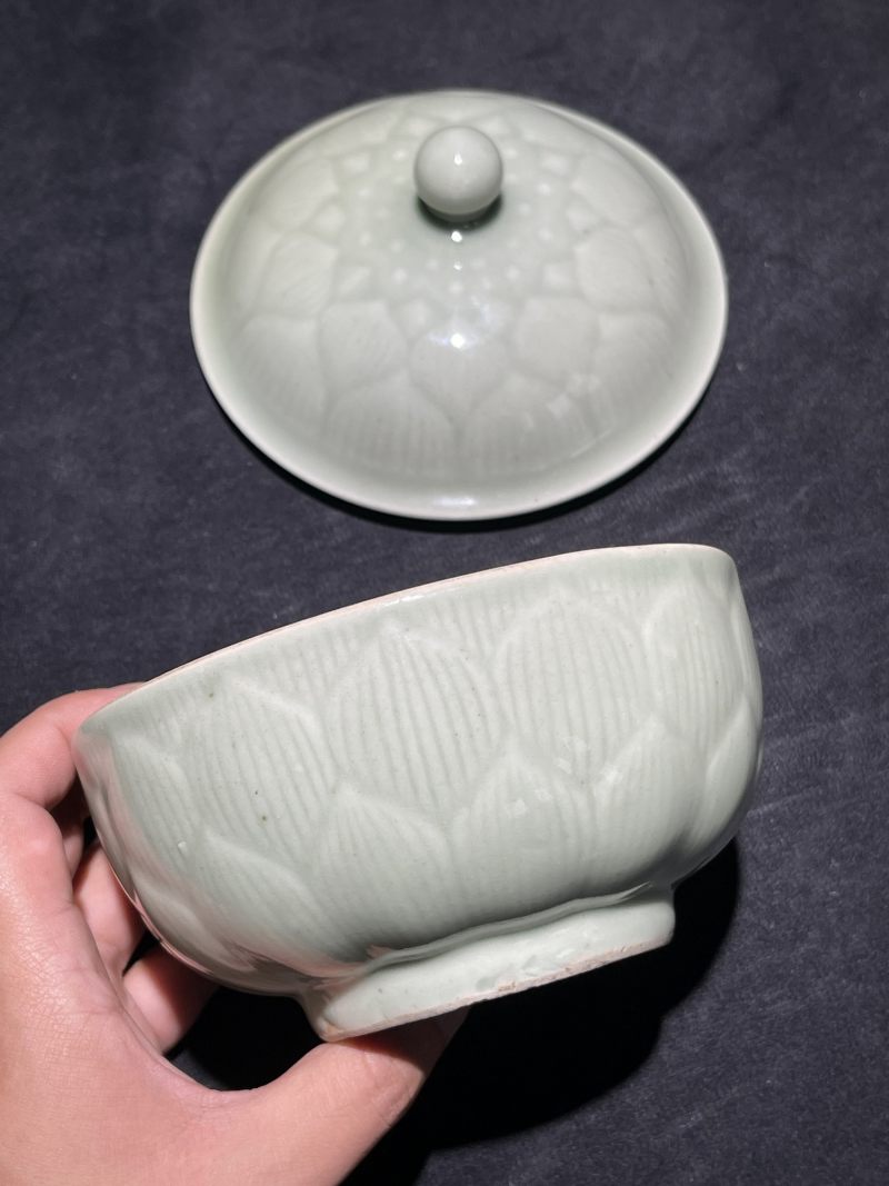 清中期 仿龙泉釉暗刻莲花型盖碗 - 图2