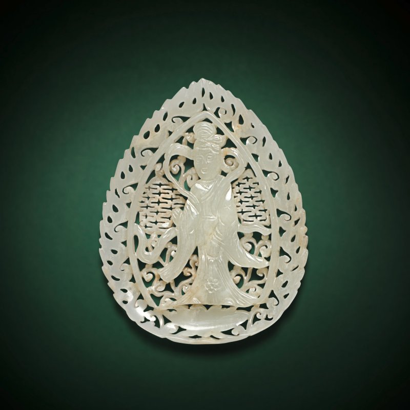 明 白玉鏤空雕仕女花卉紋飾 | A RARE WHITE JADE OPENWORK 'FEMALE IMMORTAL' LEAF-SHAPED PENDANT - 图1