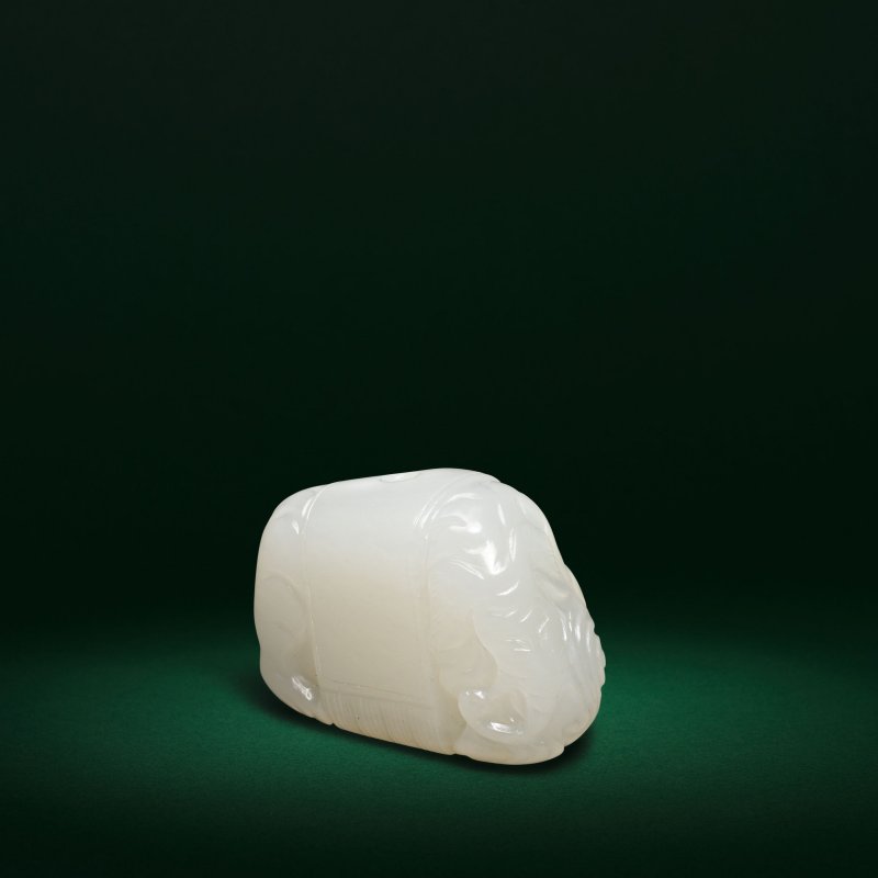 十八/十九世紀 白玉象 | A SMALL WHITE JADE 'ELEPHANT' PENDANT - 图2