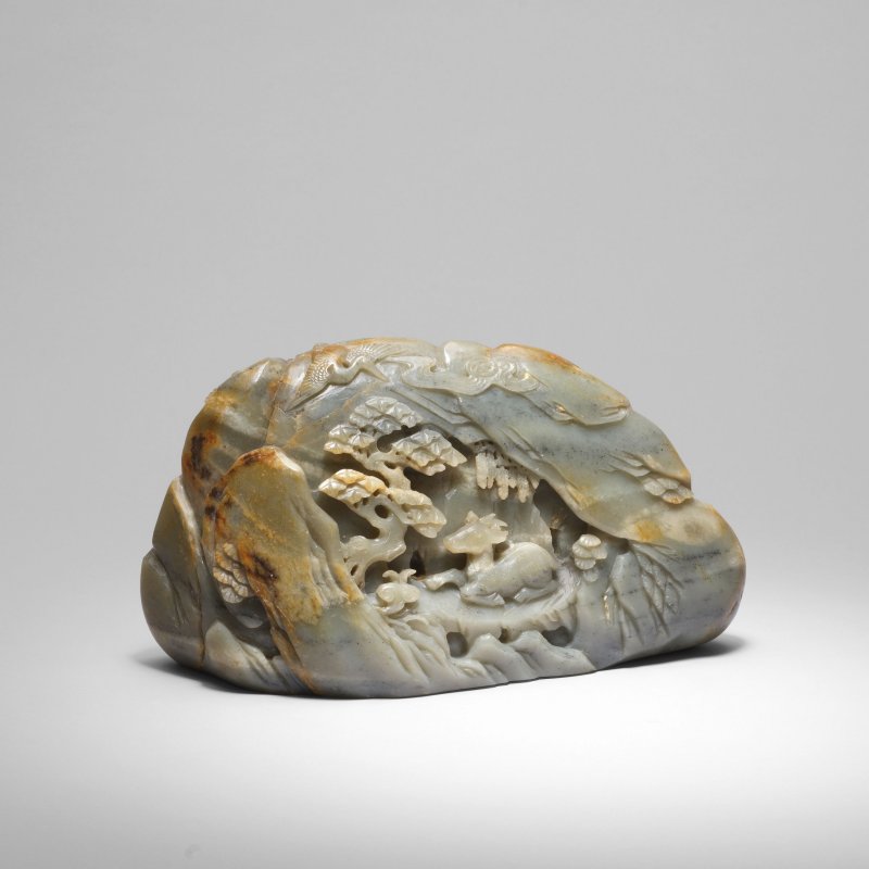 十七/十八世紀 灰玉雕高士圖山子 | A MASSIVE GREYISH-GREEN AND RUSSET JADE 'SCHOLAR PRACTISING CALLIGRAPHY ON A LEAF' BOULDER - 图2