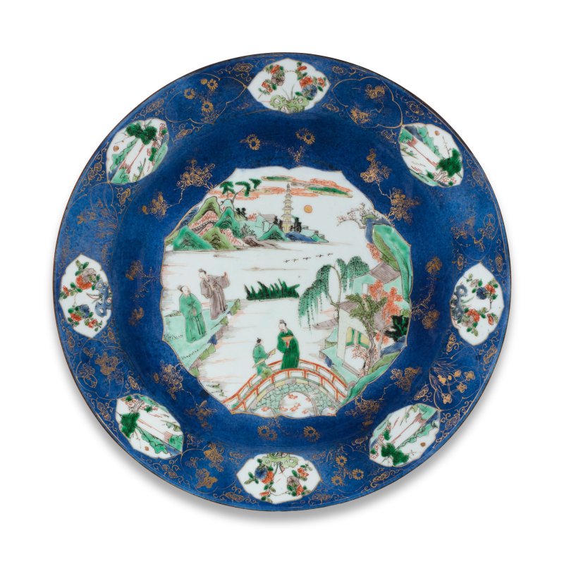 清康熙 灑藍地描金開光五彩携琴訪友圖盤一對 | A PAIR OF LARGE POWDER-BLUE-GROUND FAMILLE VERTE FIGURAL DISHES - 图3