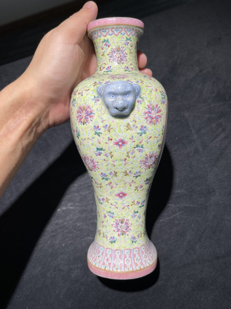 1957年 粉彩花卉开光英雄独立纹双耳瓶 - 图4
