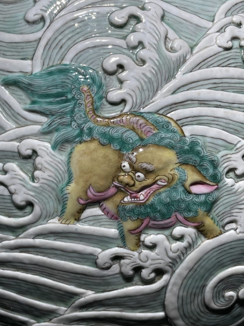 清中期 雕瓷粉彩描金海水狮子纹象耳尊 - 图12