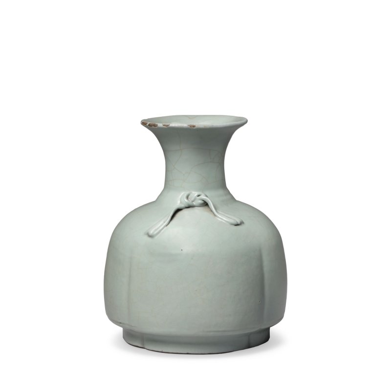 清雍正 仿官釉包袱式瓶 | A RARE GUAN-TYPE 'SASH-TIED' VASE - 图3