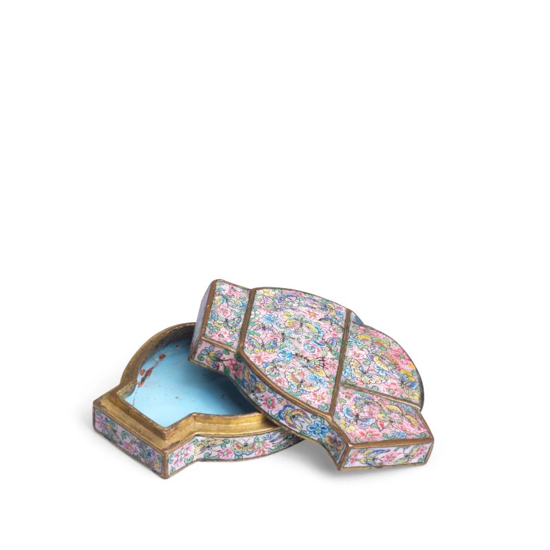 清雍正 北京銅胎畫琺琅花蝶紋結形蓋盒 | A VERY RARE BEIJING ENAMEL 'RIBBON KNOT' BOX AND COVER - 图9