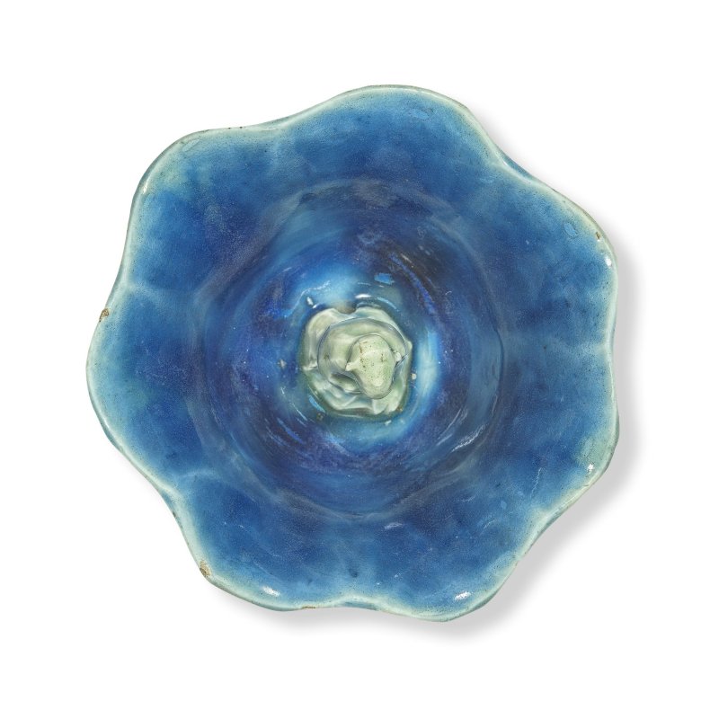 十七/十八世紀 青花盌及公道盃 | A BLUE AND WHITE BOWL TOGETHER WITH A BLUE AND CELADON-GLAZED 'TRICK' CUP - 图3