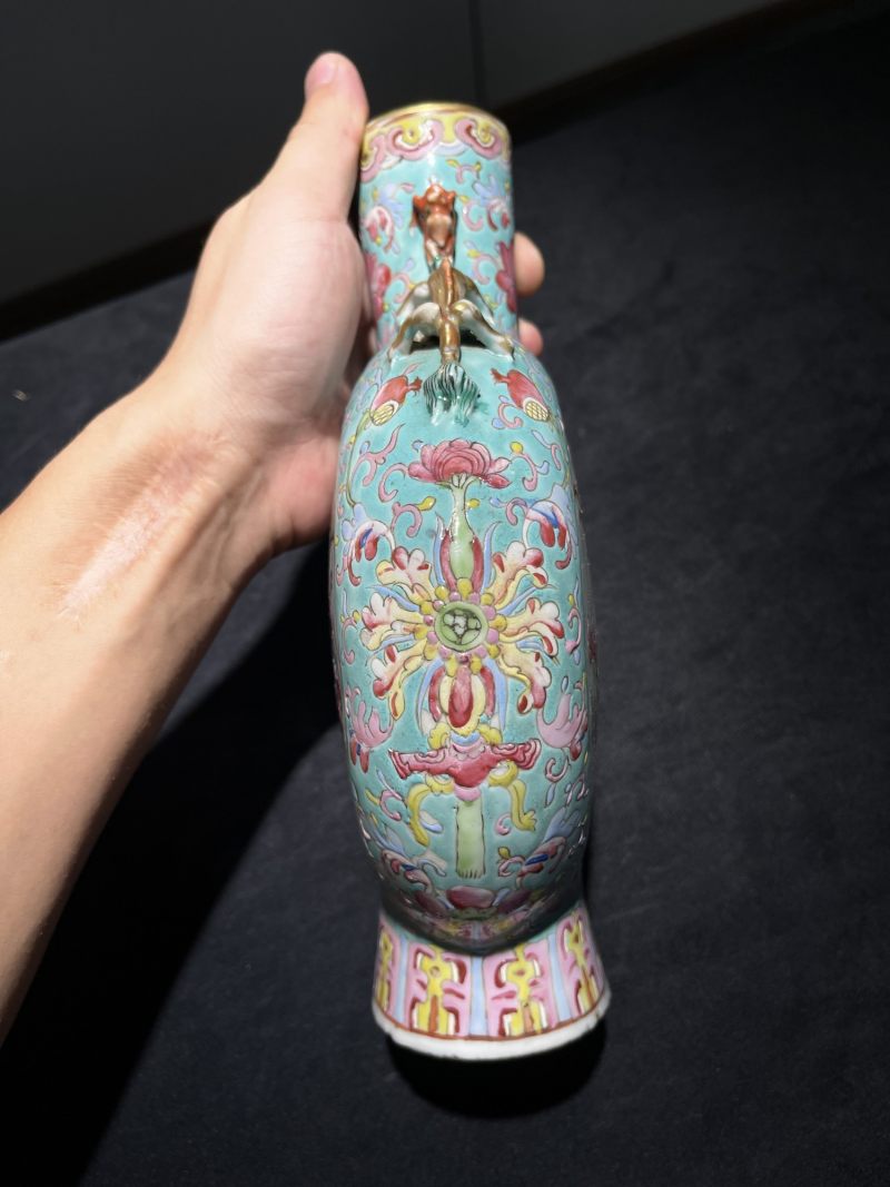 清同治 粉彩花卉开光花鸟人物纹抱月瓶一对 - 图16