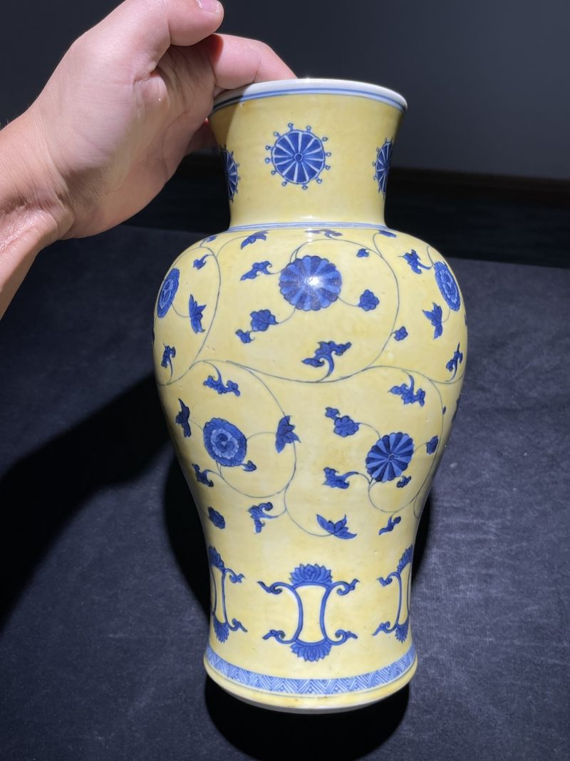 清康熙 黄地青花缠枝莲纹观音尊 - 图2