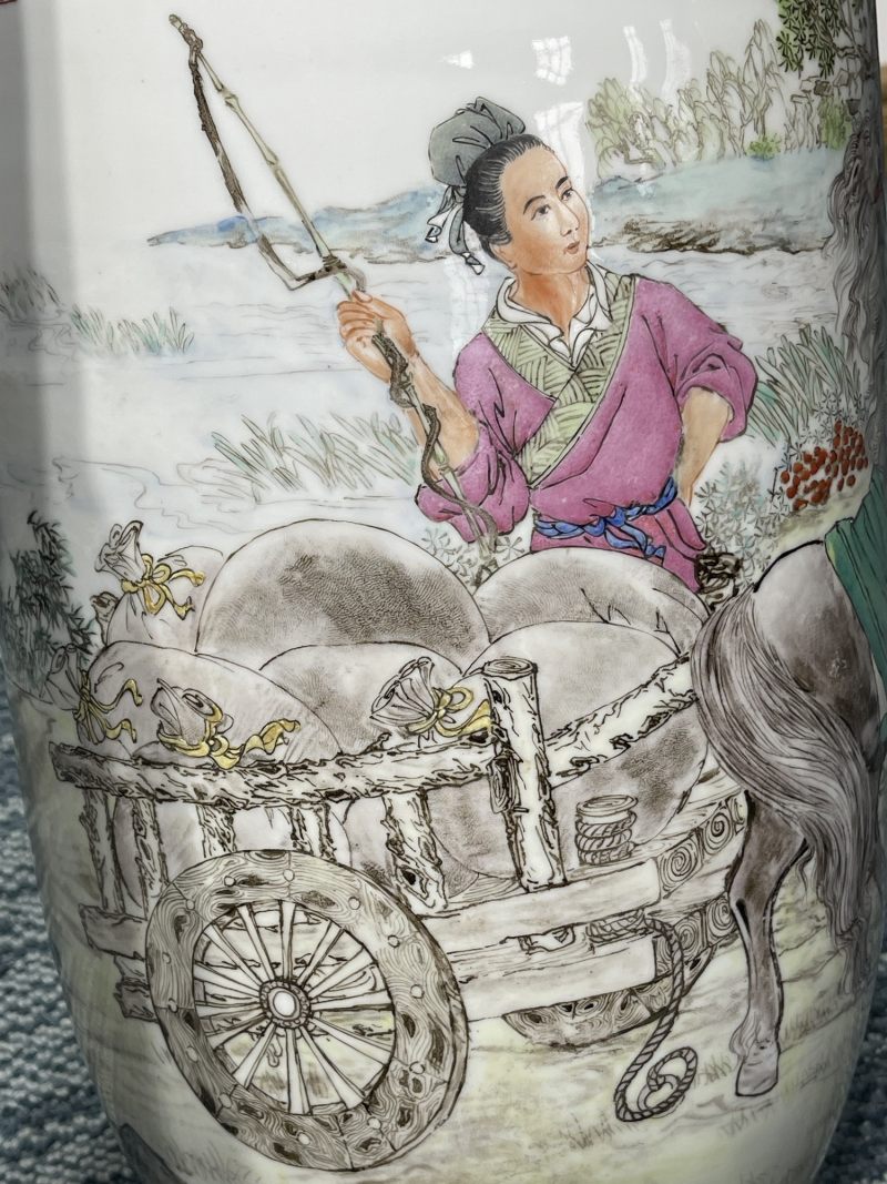 解放后 粉彩伯乐相马纹棒槌瓶 - 图8