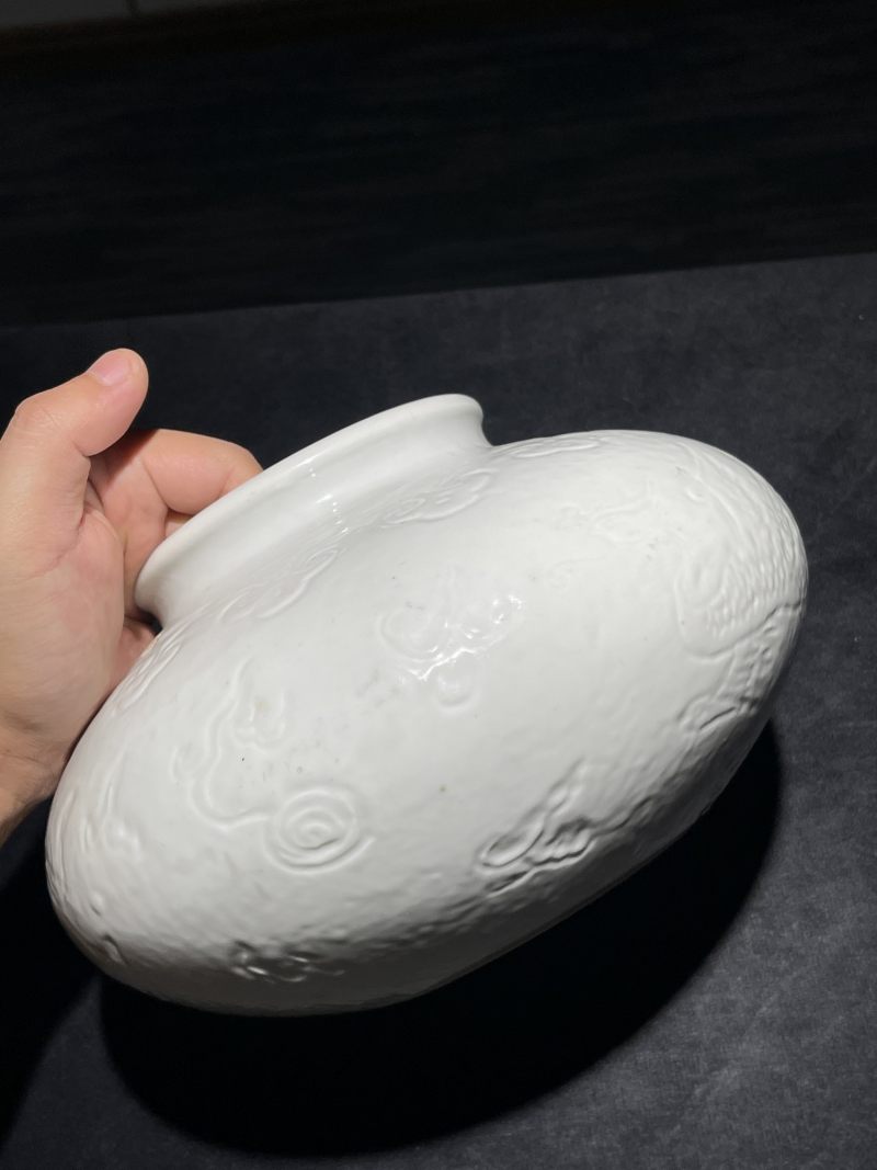清雍正 白釉暗刻龙凤纹花囊 - 图3