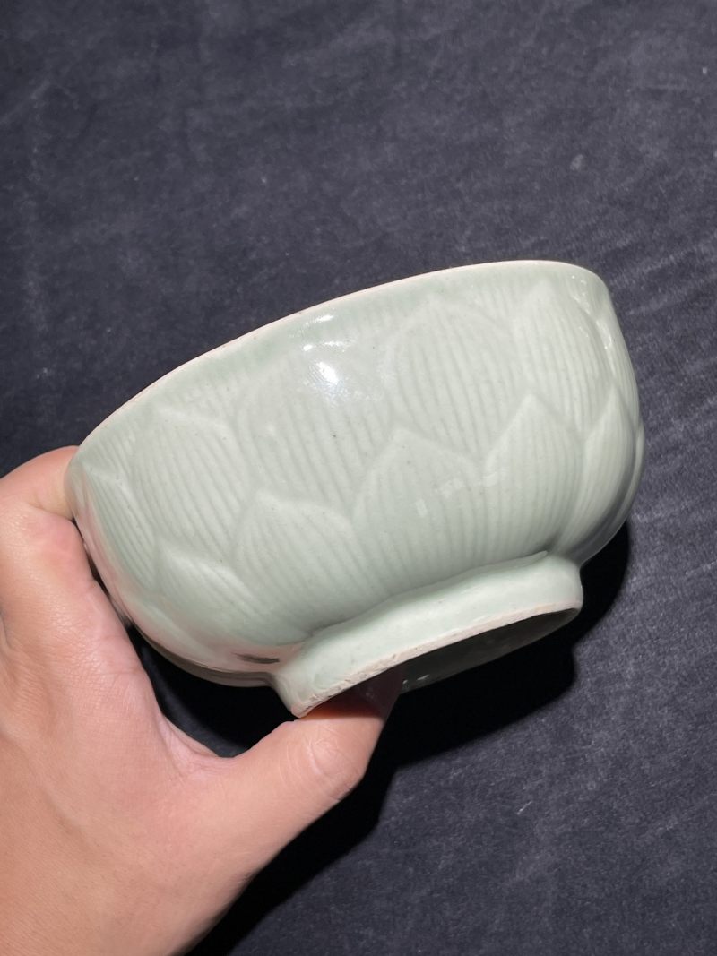 清中期 仿龙泉釉暗刻莲花型盖碗 - 图3