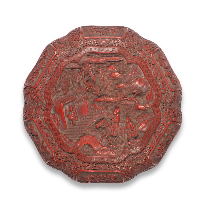 清乾隆 御製剔紅人物圖葵瓣式蓋盒 | A RARE IMPERIAL CARVED CINNABAR LACQUER HEXAGONAL BOX AND COVER - 图2