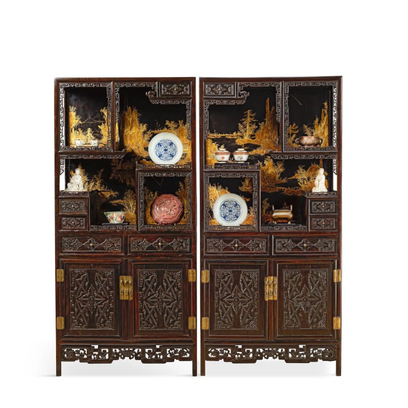 清乾隆/嘉慶 紫檀拼硬木髹金漆山水圖亮格櫃一對 | A MAGNIFICENT AND RARE PAIR OF GILT-LACQUERED ZITAN AND HARDWOOD DISPLAY CABINETS, DUOBAO'GE - 图2