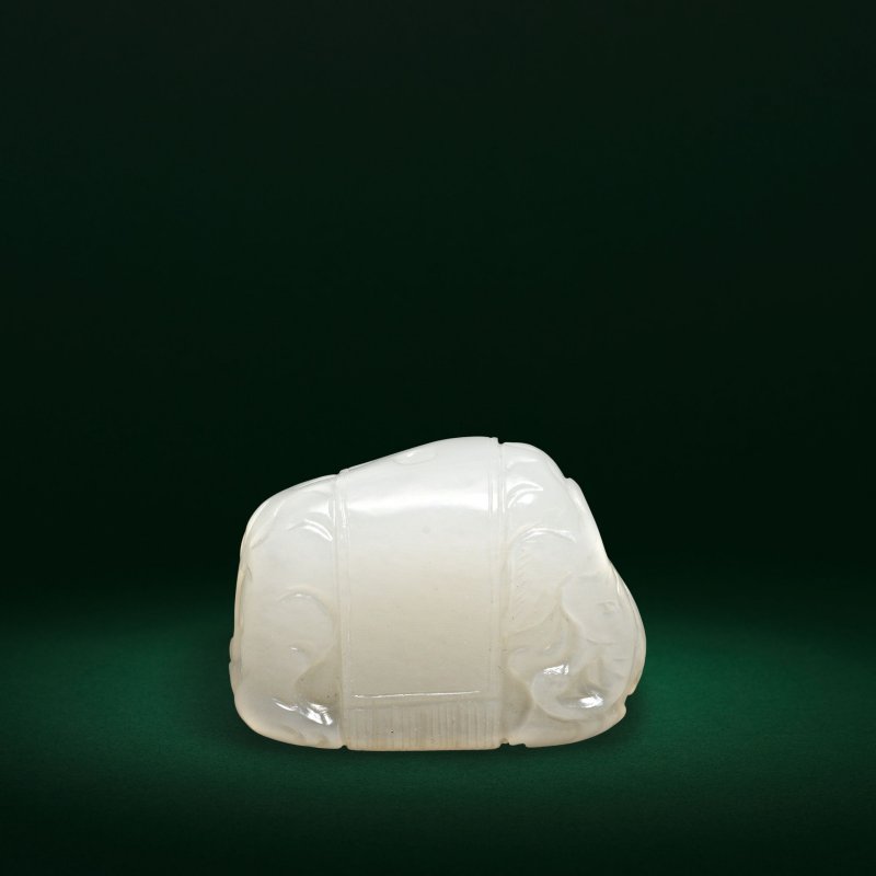 十八/十九世紀 白玉象 | A SMALL WHITE JADE 'ELEPHANT' PENDANT - 图3