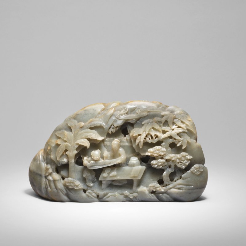 十七/十八世紀 灰玉雕高士圖山子 | A MASSIVE GREYISH-GREEN AND RUSSET JADE 'SCHOLAR PRACTISING CALLIGRAPHY ON A LEAF' BOULDER - 图3