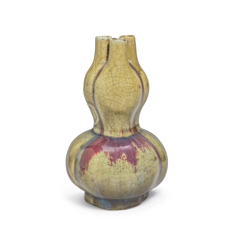 清乾隆/嘉慶 綠釉紫斑葫蘆三聯瓶 | A PURPLE-SPLASHED AND OLIVE-GLAZED TRIPLE-GOURD VASE - 图1