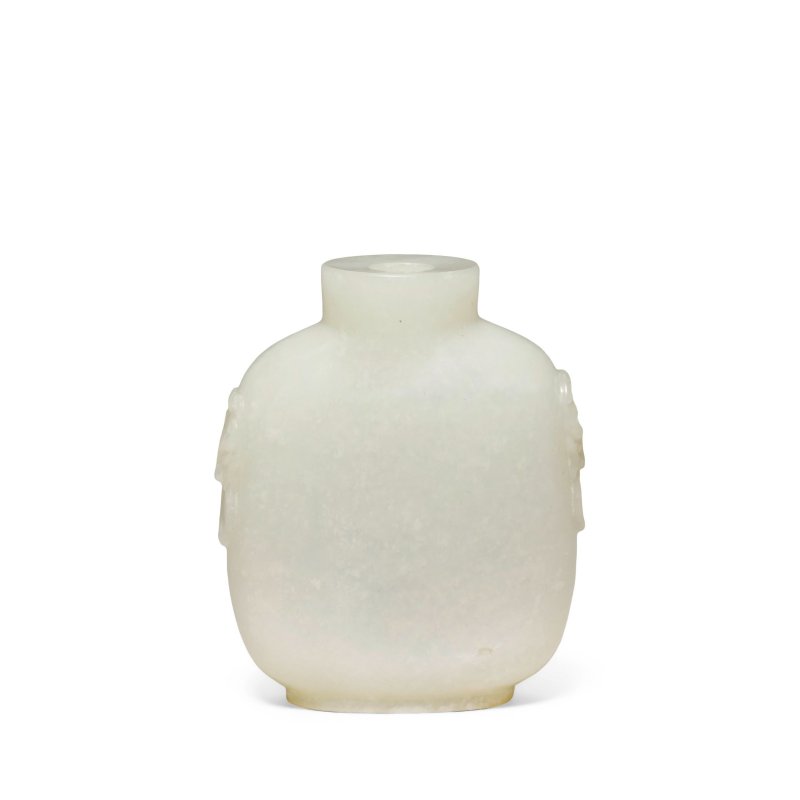 十九世紀 米白玉雕鼻烟壺 | A MOTTLED WHITE JADE SNUFF BOTTLE