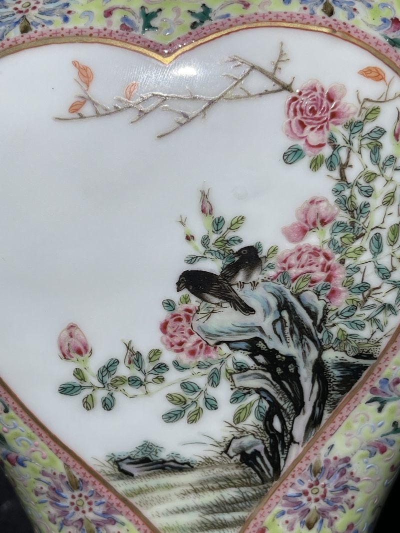 1957年 粉彩花卉开光英雄独立纹双耳瓶 - 图5