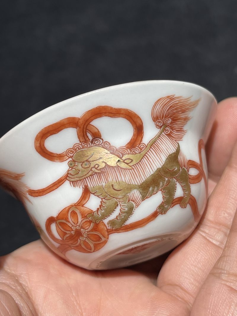 清道光 矾红描金狮子绣球纹杯 - 图7