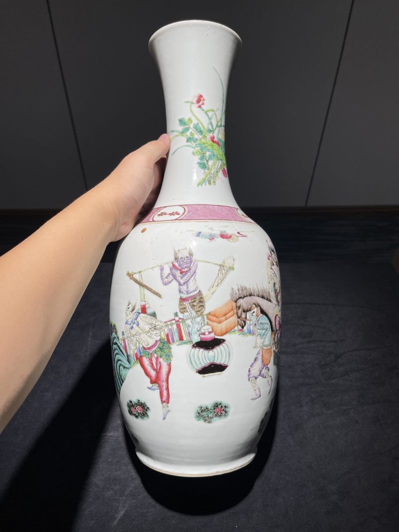 清晚期 粉彩钟馗嫁妹纹瓶 - 图3