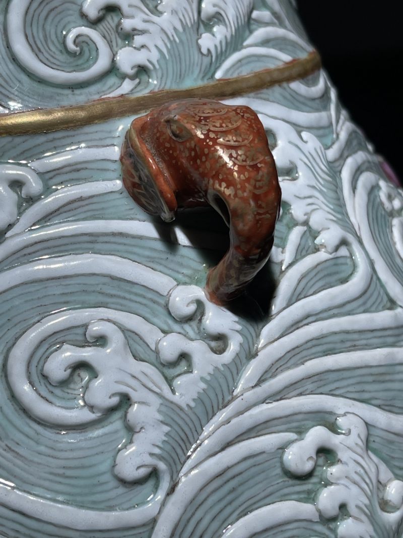 清中期 雕瓷粉彩描金海水狮子纹象耳尊 - 图13