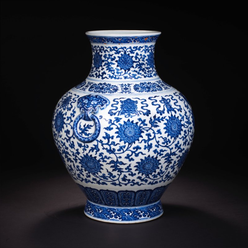 清乾隆 青花纏枝蓮八吉祥紋鋪首耳壺 | A VERY RARE LARGE IMPERIAL MING-STYLE BLUE AND WHITE 'BAJIXIANG' VASE, HU - 图24