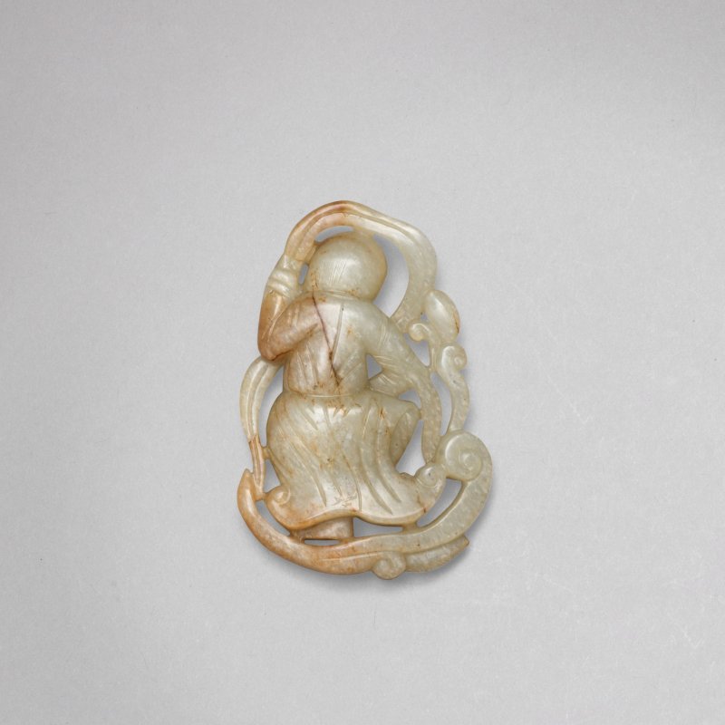 元/明 玉舞人把件 | A PALE GREEN AND RUSSET JADE OPENWORK 'DANCER' PLAQUE - 图4