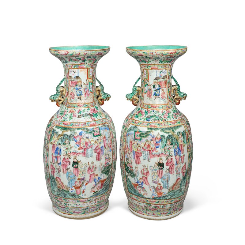 十九世紀 粉彩人物故事圖瓶一對 | A PAIR OF LARGE FAMILLE ROSE VASES - 图2