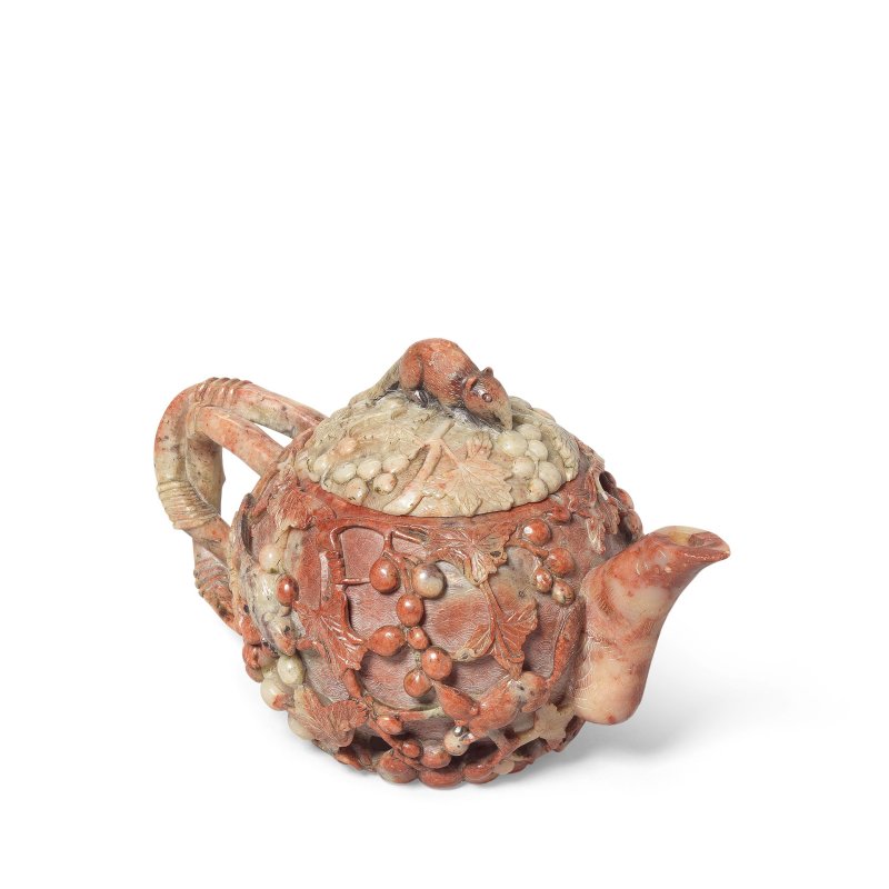 十七/十八世紀 壽山石雕松鼠葡萄茶壺 | A SOAPSTONE 'SQUIRREL AND GRAPES' TEAPOT AND COVER - 图3