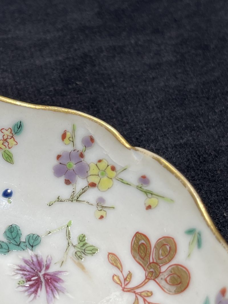 清道光 粉彩描金花卉纹花口盘一对 - 图20