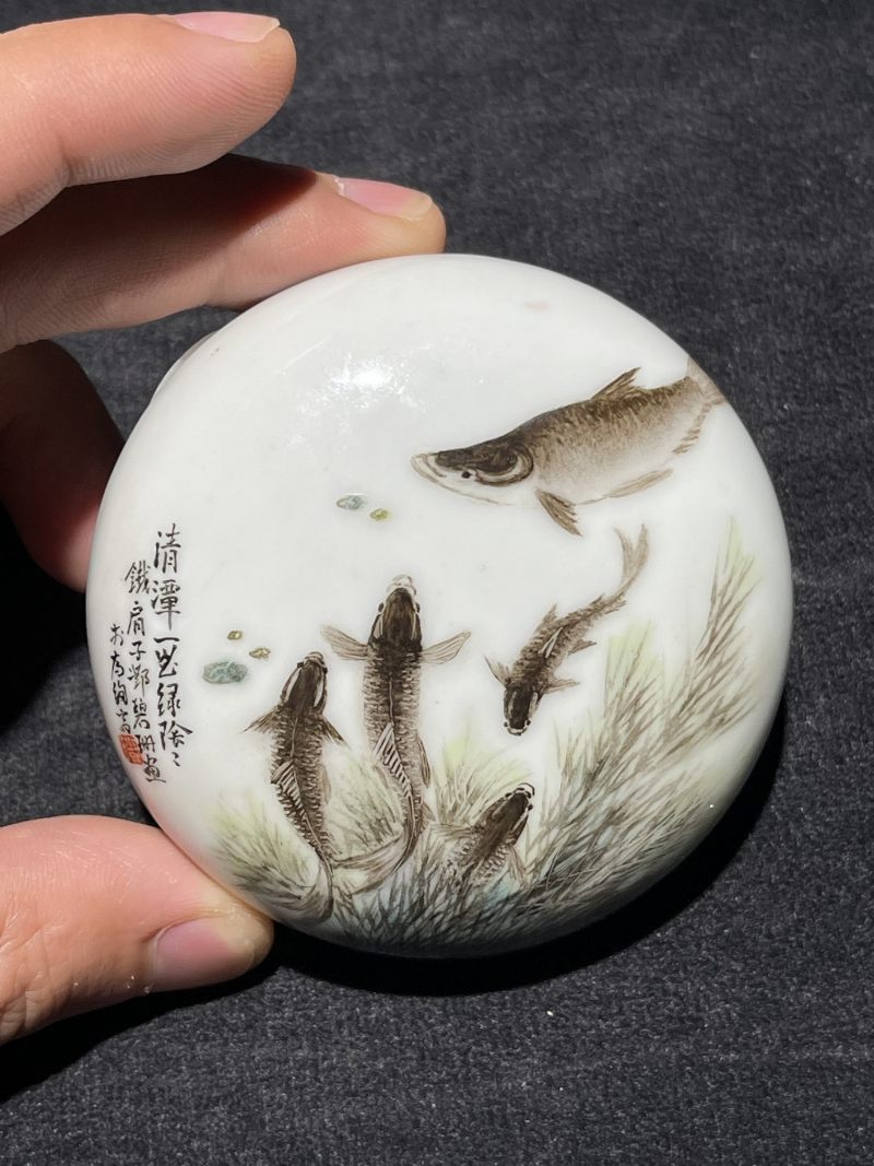 民国 邓碧珊画粉彩鱼藻纹印盒 - 图2