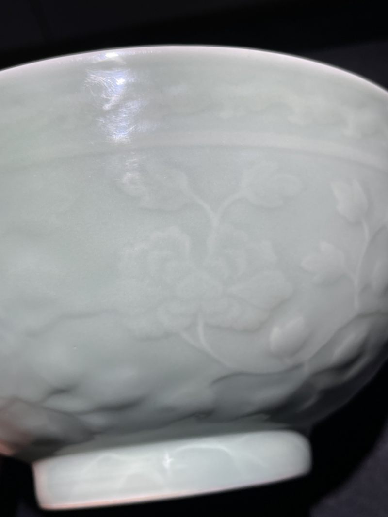 清乾隆 粉青釉模印花卉纹大碗 - 图6