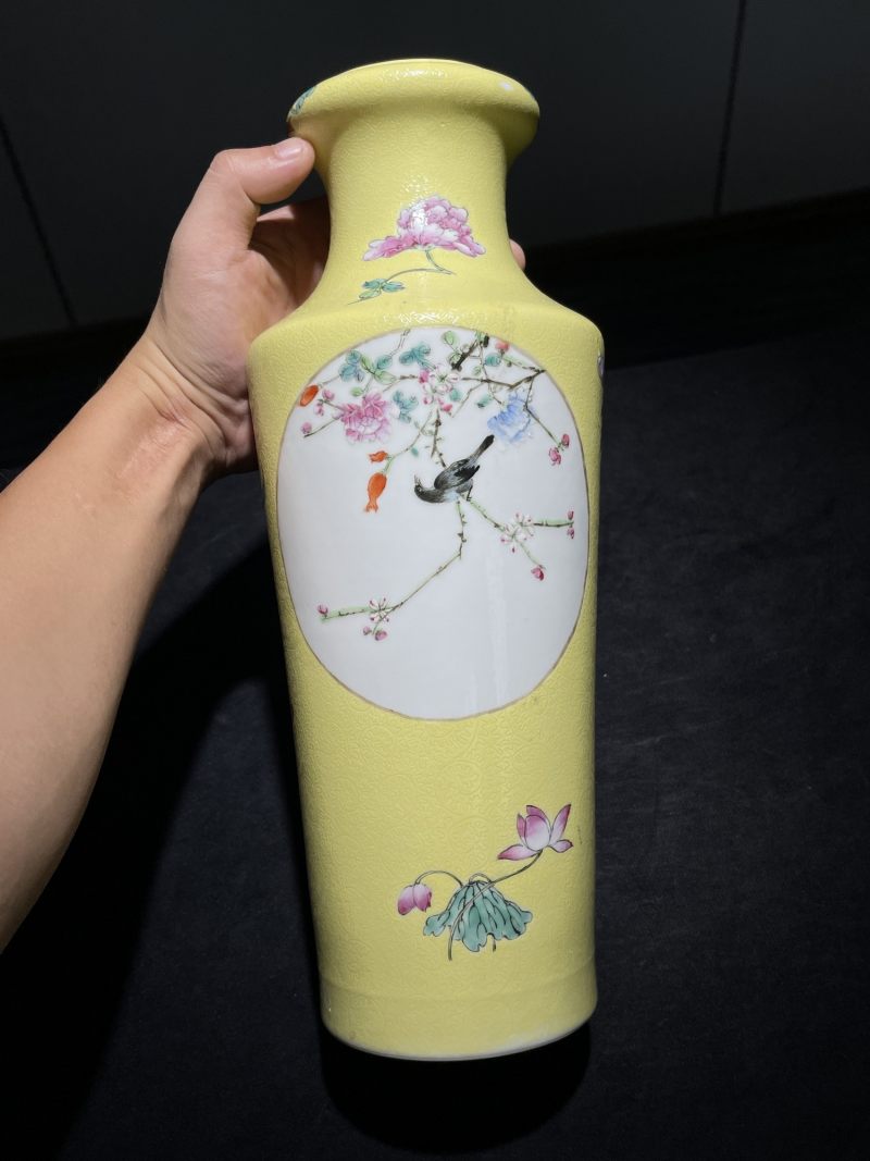民国 黄地轧道粉彩花鸟纹洗口瓶一对 - 图14