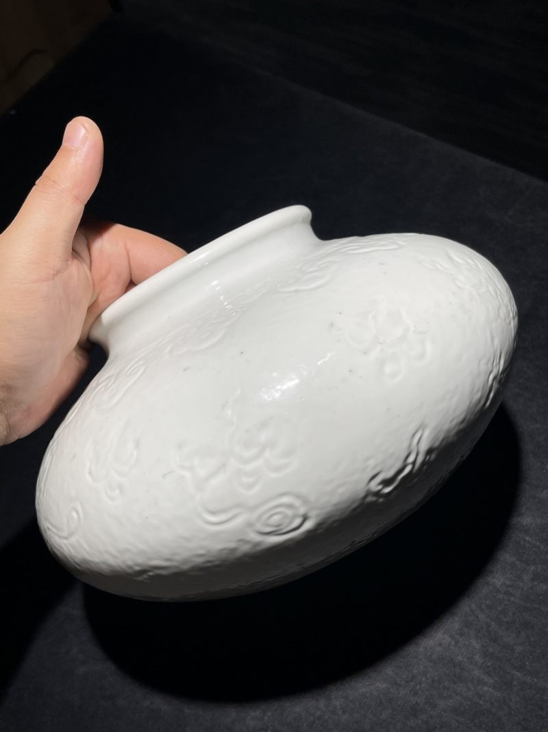 清雍正 白釉暗刻龙凤纹花囊 - 图4