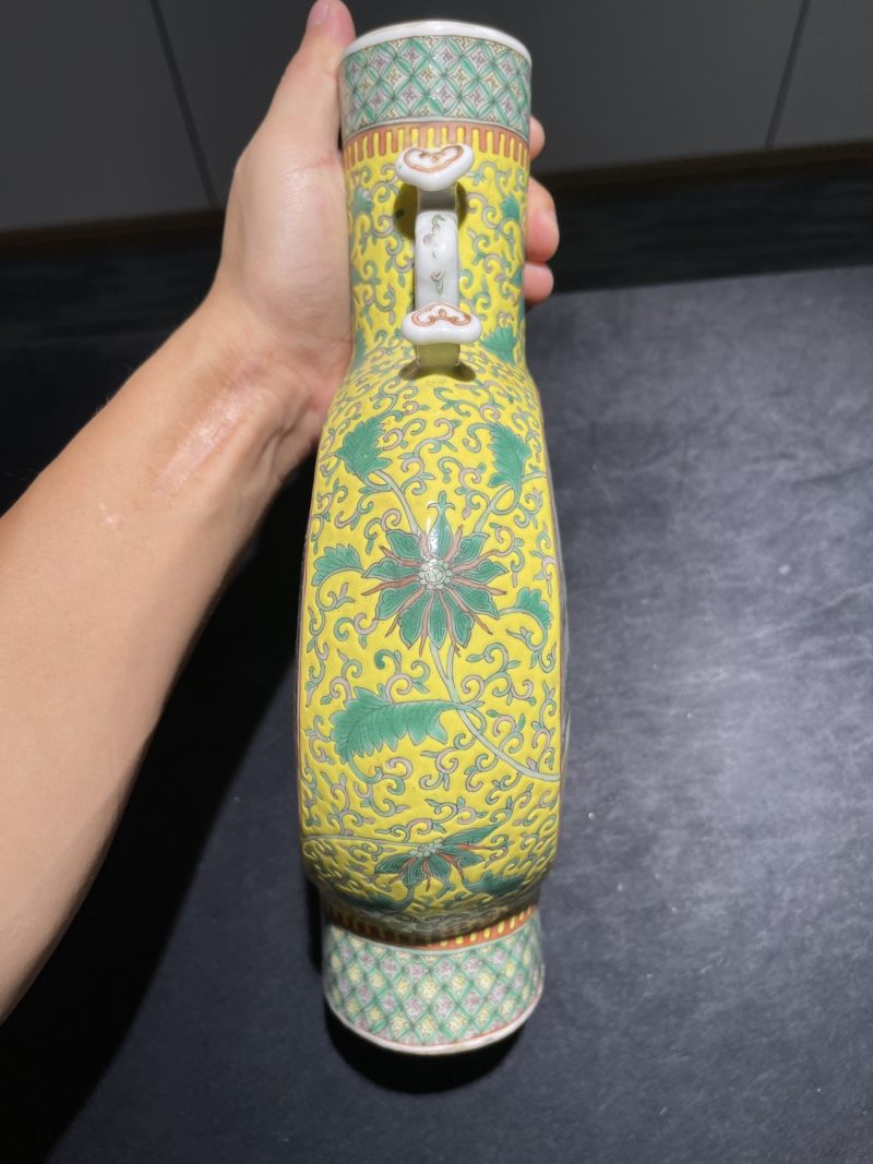清晚期 黄地粉彩开光耕织图抱月瓶 - 图5