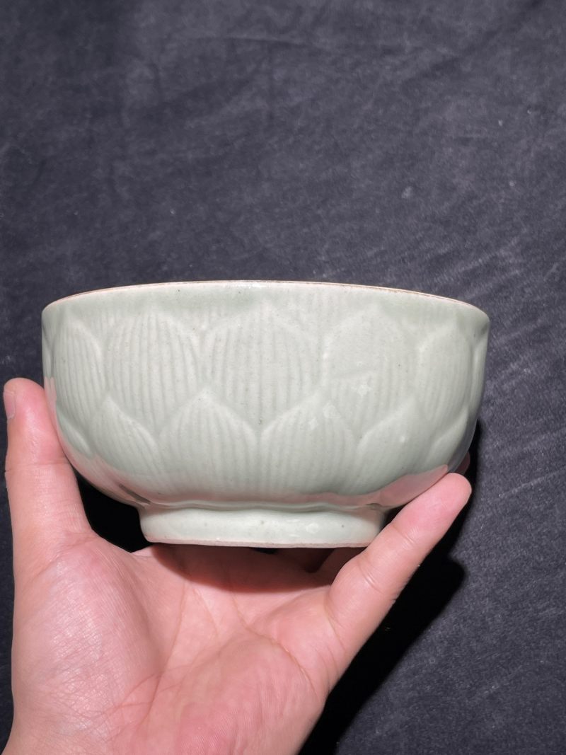清中期 仿龙泉釉暗刻莲花型盖碗 - 图4