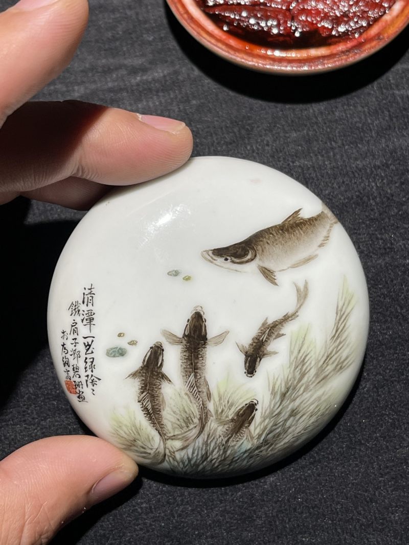 民国 邓碧珊画粉彩鱼藻纹印盒 - 图3