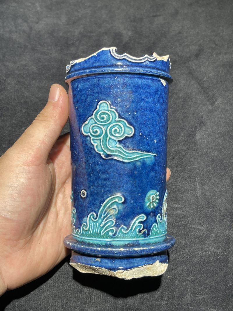 明宣德 珐华彩堆塑海水云纹笔筒 - 图3