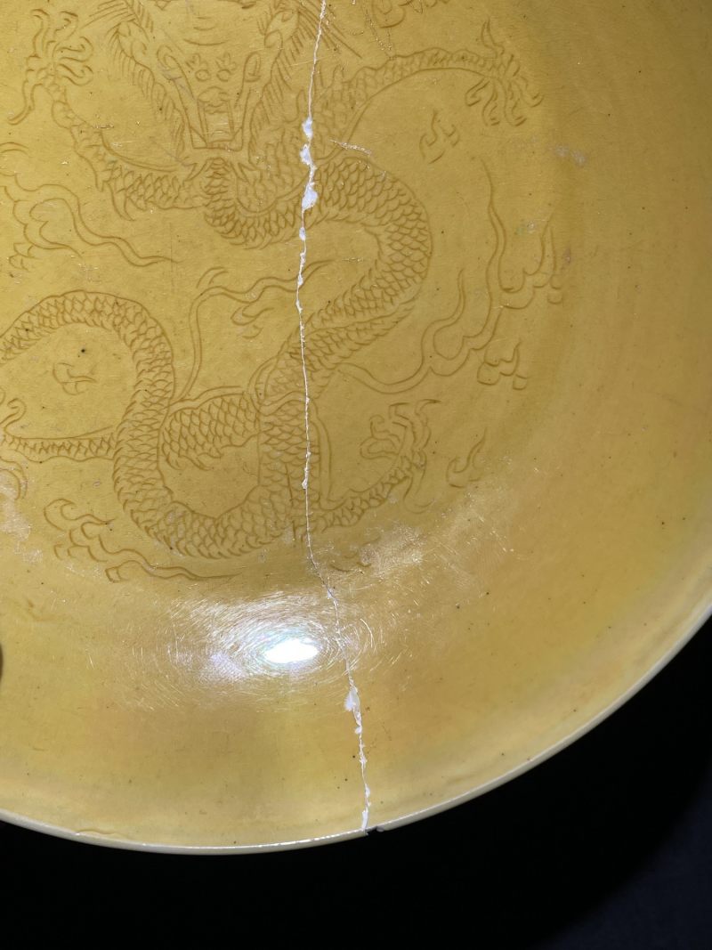 清康熙 黄釉暗刻龙纹盘 - 图9