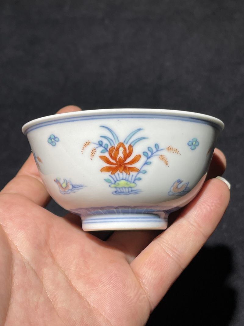 清中期 斗彩莲池鸳鸯纹杯一对 - 图9