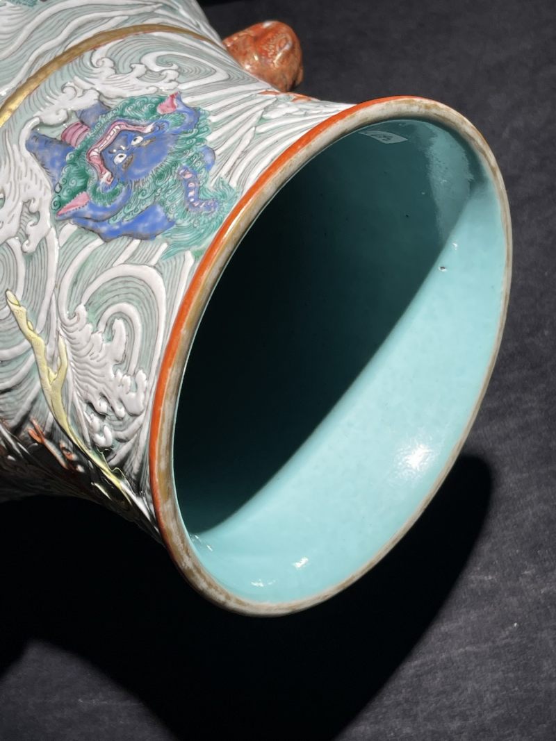 清中期 雕瓷粉彩描金海水狮子纹象耳尊 - 图14