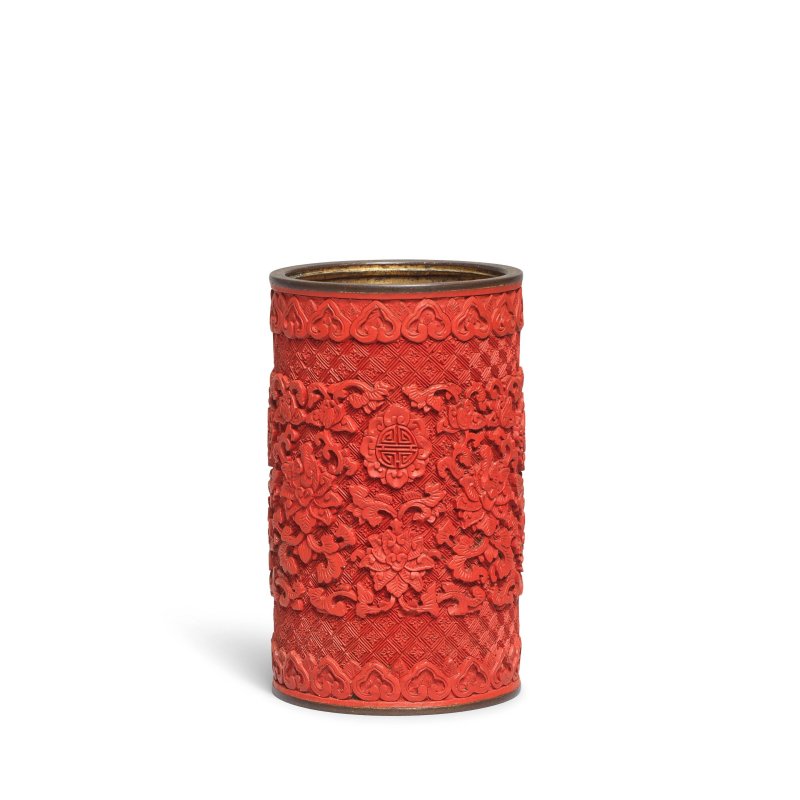 清乾隆 剔紅蓮花紋筆筒 | A FINE GILT-BRONZE AND CARVED CINNABAR LACQUER 'LOTUS AND SHOU' BRUSHPOT, BITONG