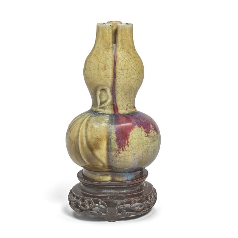 清乾隆/嘉慶 綠釉紫斑葫蘆三聯瓶 | A PURPLE-SPLASHED AND OLIVE-GLAZED TRIPLE-GOURD VASE - 图2