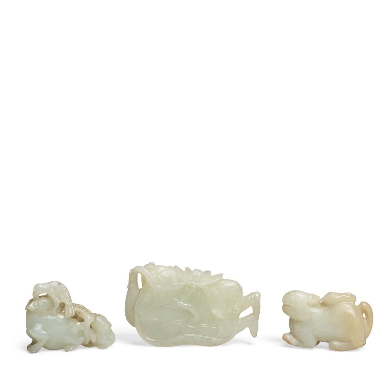 十九世紀 玉雕三件 | THREE PALE GREEN JADE CARVINGS - 图2