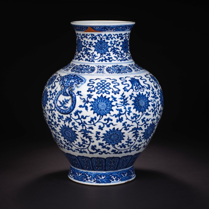 清乾隆 青花纏枝蓮八吉祥紋鋪首耳壺 | A VERY RARE LARGE IMPERIAL MING-STYLE BLUE AND WHITE 'BAJIXIANG' VASE, HU - 图25