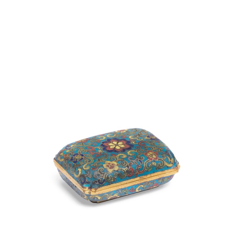 清乾隆 銅胎掐絲琺琅花卉紋蓋盒 | AN EXTREMELY RARE DOCUMENTARY SMALL GILT-BRONZE AND CLOISONNÉ ENAMEL BOX AND COVER - 图2